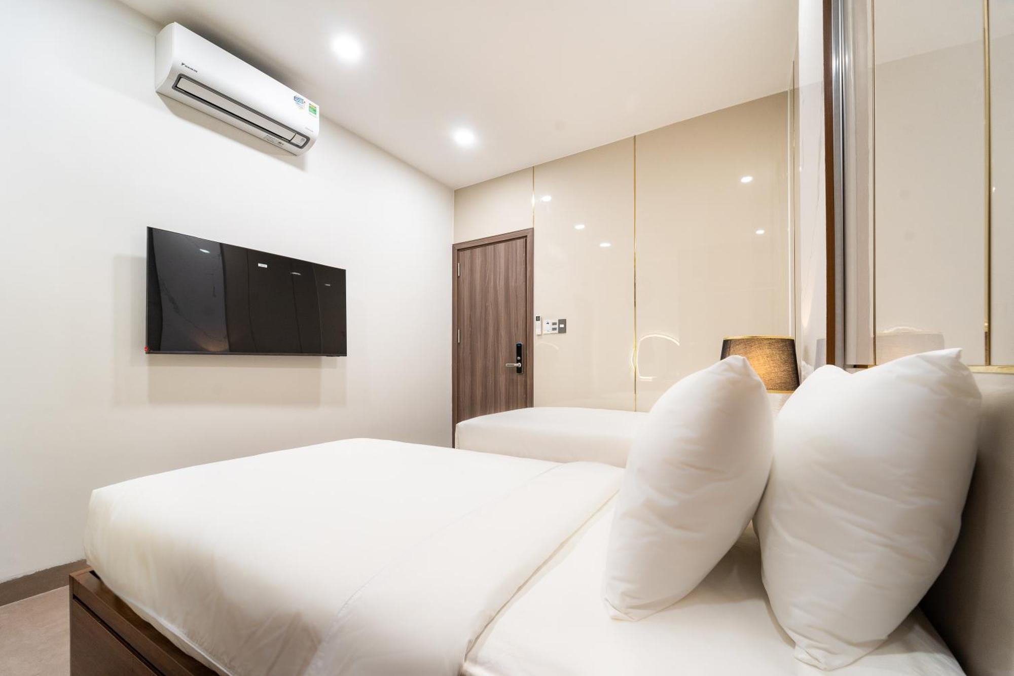 Golden Lunar Hotel 2*